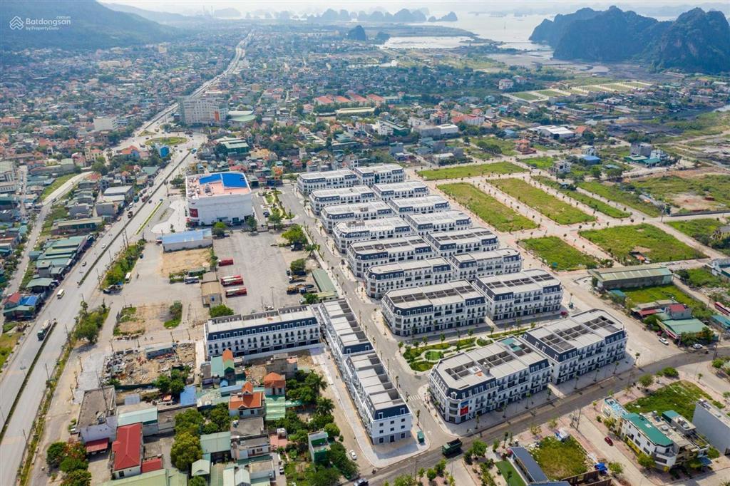 Bán nhà căn góc vinhomes, sổ đỏ lâu dài, kinh doanh đỉnh, dt 126m2, full nội thất, giá chỉ 10,95 tỷ