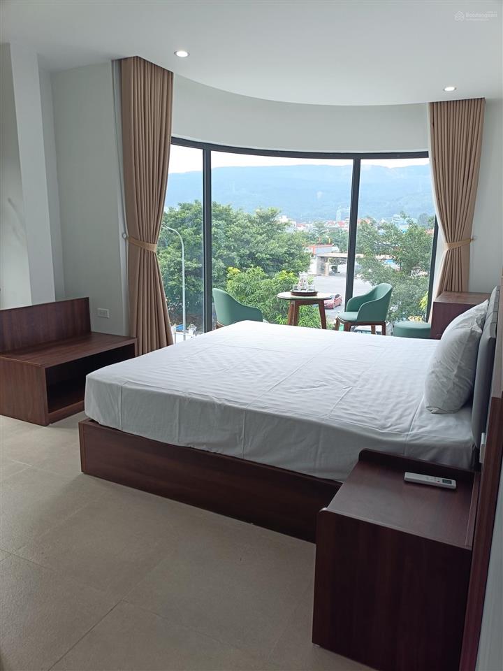 Bán nhà căn góc vinhomes, sổ đỏ lâu dài, kinh doanh đỉnh, dt 126m2, full nội thất, giá chỉ 10,95 tỷ