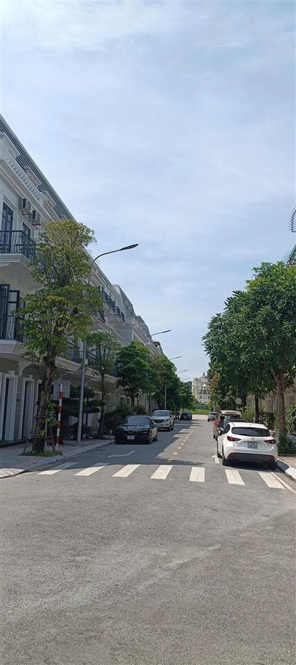 Cho thuê văn phòng đẹp chỉ 4 triệu/th, vị trí đẹp ngay vincom plaza cẩm phả  đỗ ô tô thoải mái
