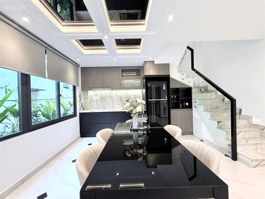 Nhà sát mặt tiền mới koong  5 tầng tặng full nội thất  ô tô đậu cửa