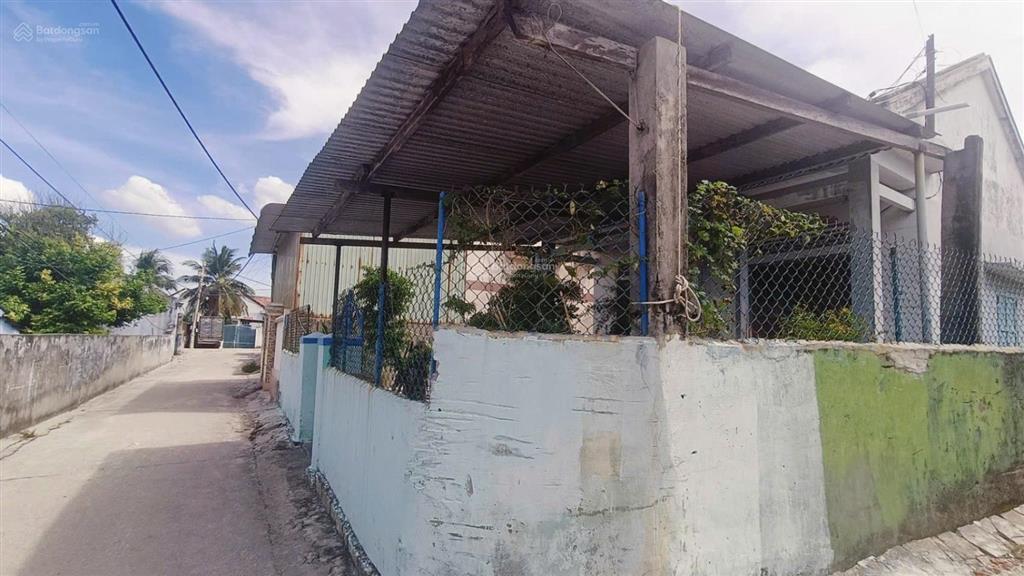 Căn góc 3 mặt tiền... trên đất có 2 căn nhà....view biển dốc lết