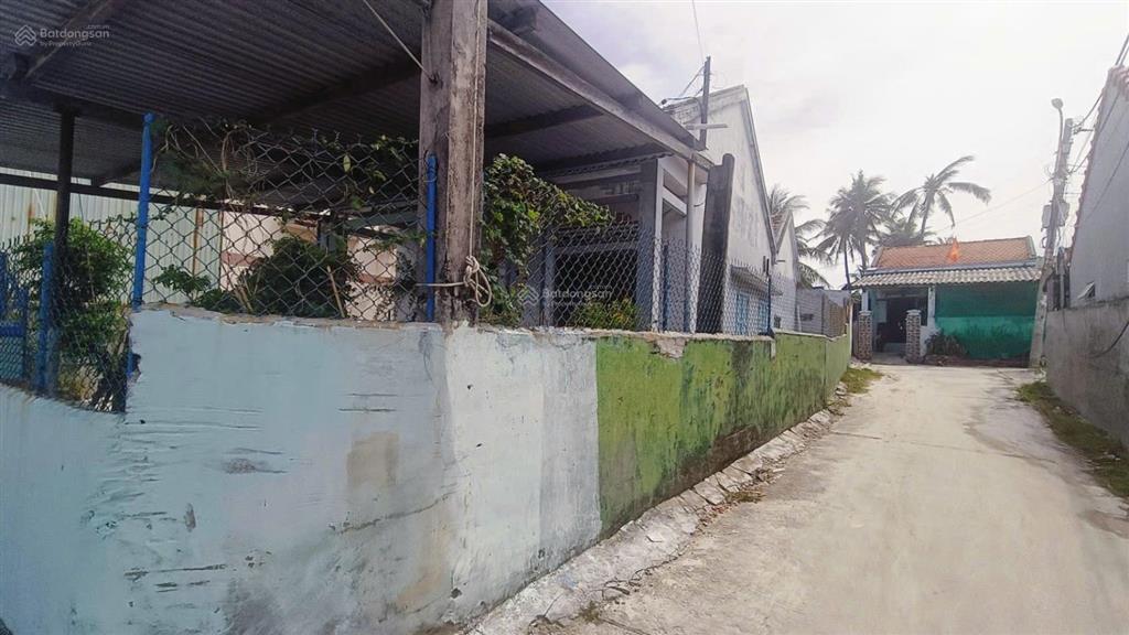 Căn góc 3 mặt tiền... trên đất có 2 căn nhà....view biển dốc lết