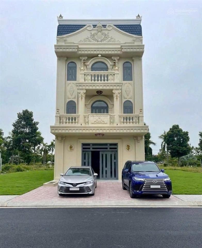 Bán nhà 1 trệt 3 lầu, 2 mặt tiền, dt 7,2x20m, giá hơn 8 tỷ, full nội thất. cách aeon tân an 200m