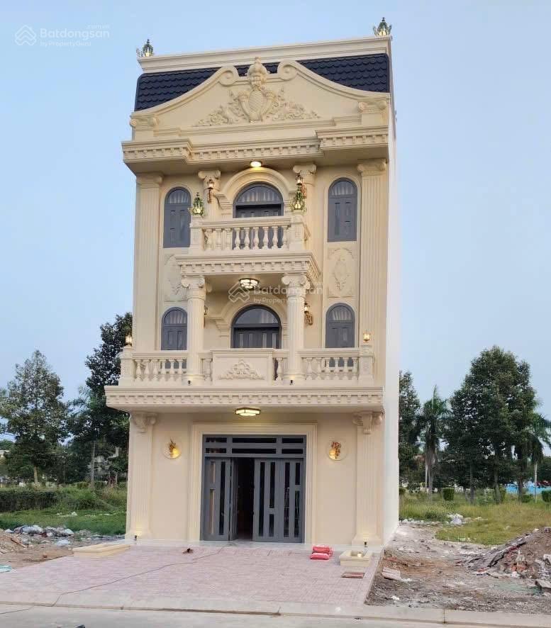 Bán nhà 1 trệt 3 lầu, 2 mặt tiền, dt 7,2x20m, giá hơn 8 tỷ, full nội thất. cách aeon tân an 200m