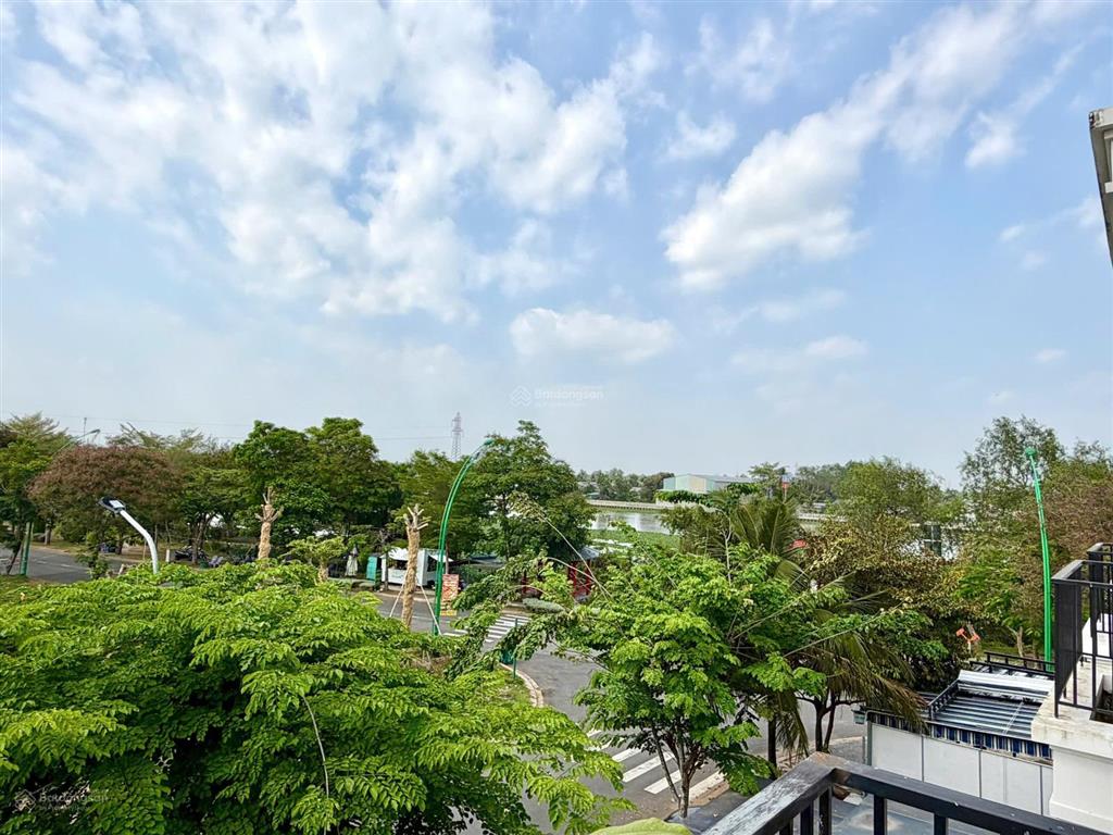 Cần bán gấp nhà mới 3 tầng nằm ngay trung tâm aeon tân an. cách sông vàm cỏ tây 20m