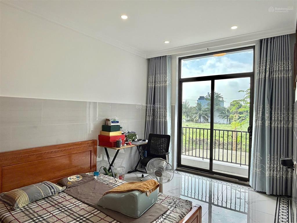 Cần bán gấp nhà mới 3 tầng nằm ngay trung tâm aeon tân an. cách sông vàm cỏ tây 20m