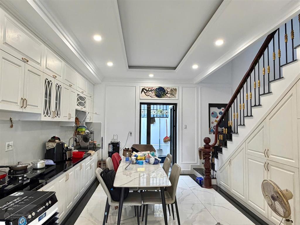 Cần bán gấp nhà mới 3 tầng nằm ngay trung tâm aeon tân an. cách sông vàm cỏ tây 20m