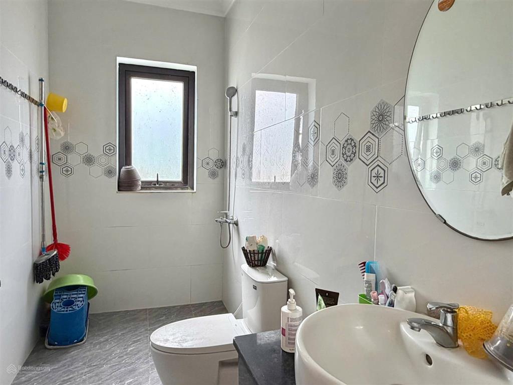 Cần bán gấp nhà mới 3 tầng nằm ngay trung tâm aeon tân an. cách sông vàm cỏ tây 20m