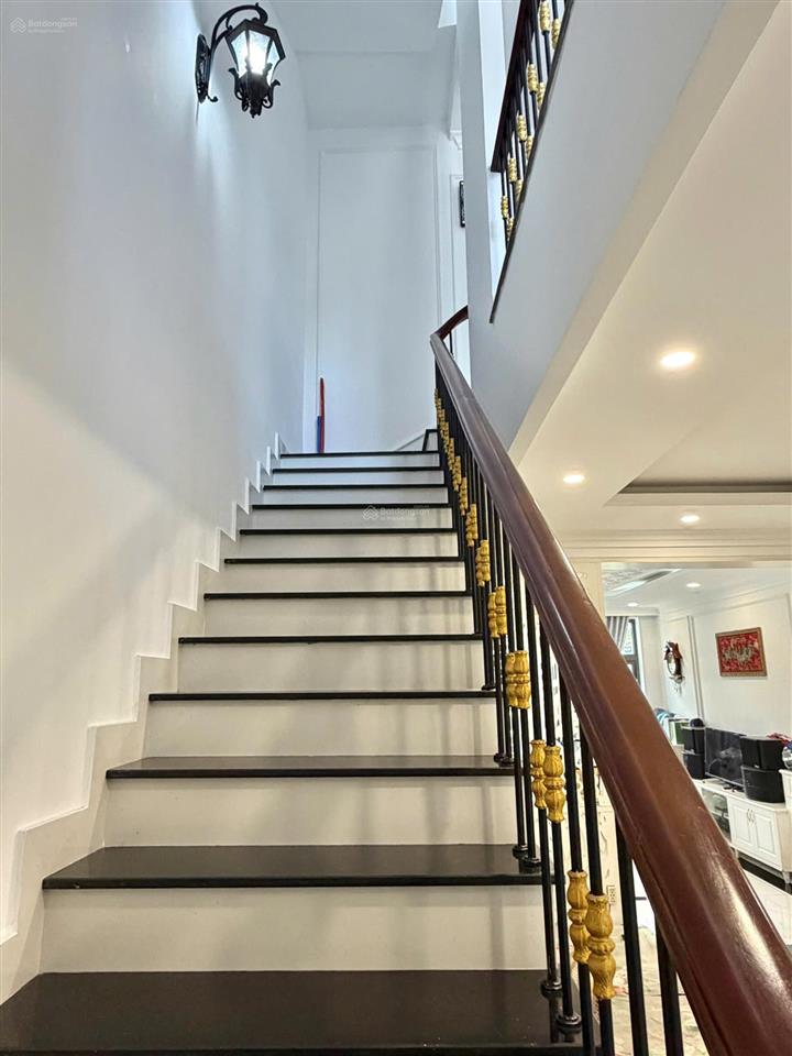 Cần bán gấp nhà mới 3 tầng nằm ngay trung tâm aeon tân an. cách sông vàm cỏ tây 20m