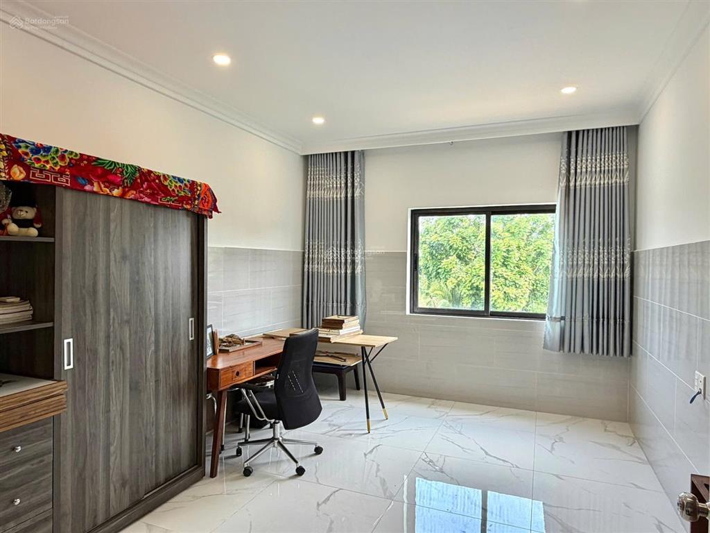 Cần bán gấp nhà mới 3 tầng nằm ngay trung tâm aeon tân an. cách sông vàm cỏ tây 20m