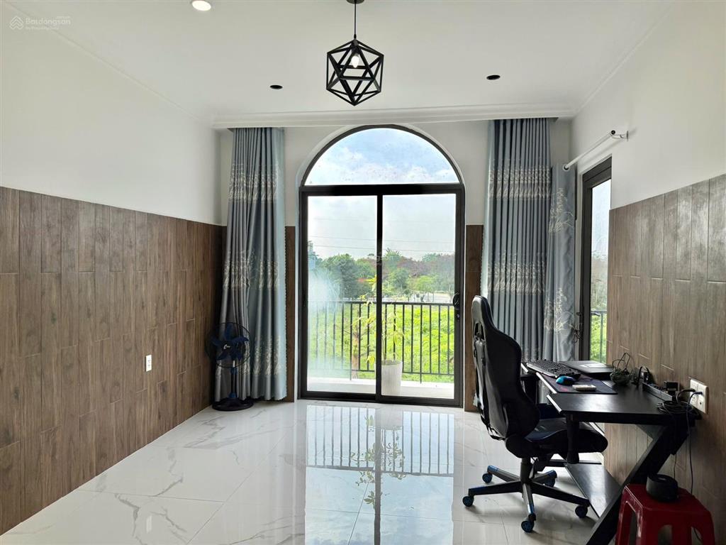 Cần bán gấp nhà mới 3 tầng nằm ngay trung tâm aeon tân an. cách sông vàm cỏ tây 20m