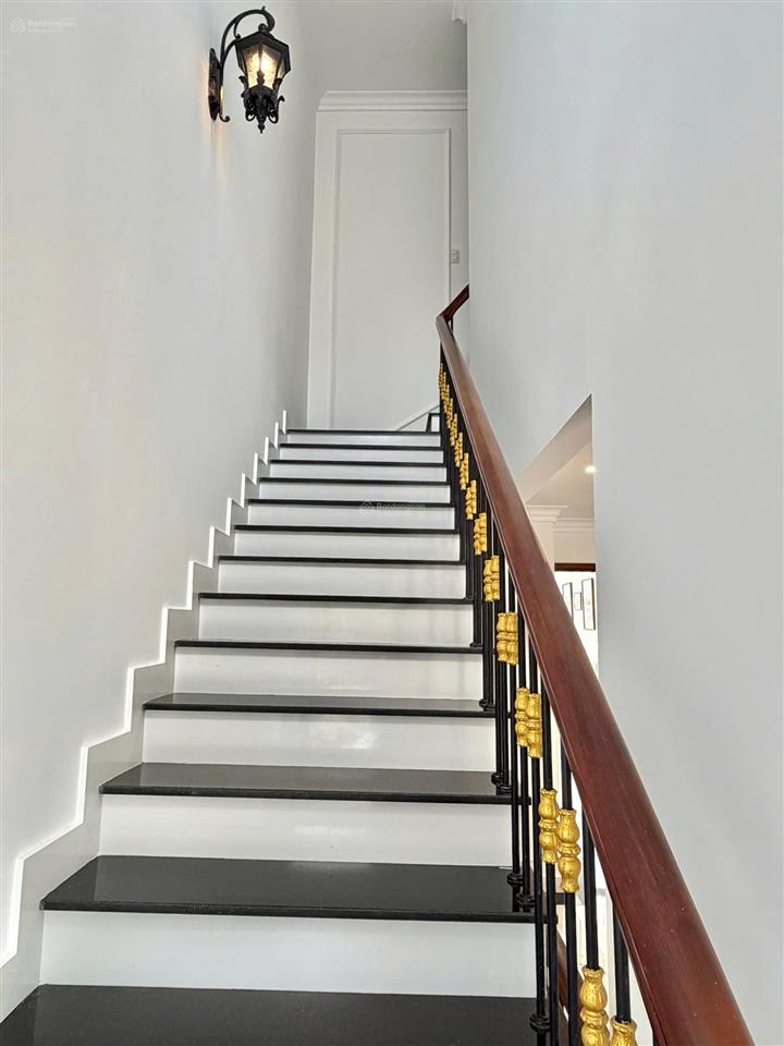 Cần bán gấp nhà mới 3 tầng nằm ngay trung tâm aeon tân an. cách sông vàm cỏ tây 20m