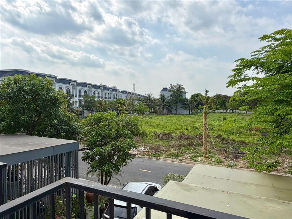 Cần bán gấp nhà mới 3 tầng nằm ngay trung tâm aeon tân an. cách sông vàm cỏ tây 20m