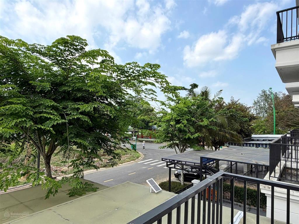 Cần bán gấp nhà mới 3 tầng nằm ngay trung tâm aeon tân an. cách sông vàm cỏ tây 20m