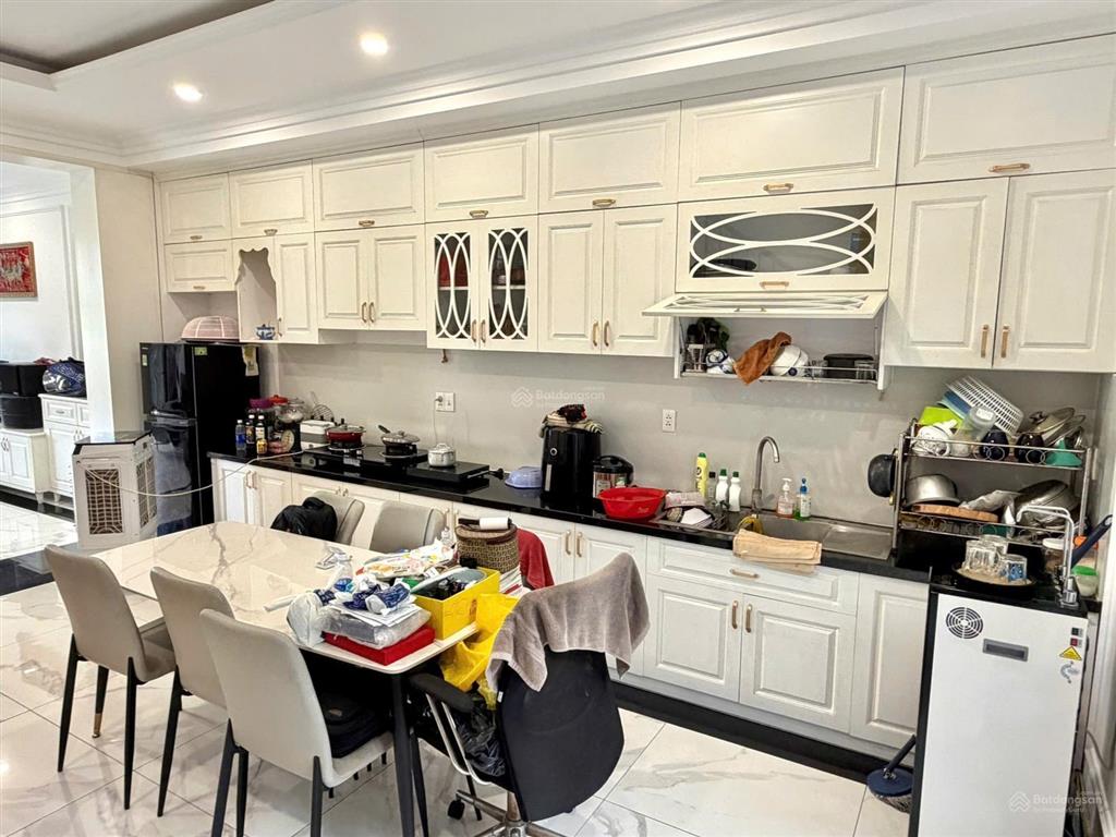 Cần bán gấp nhà mới 3 tầng nằm ngay trung tâm aeon tân an. cách sông vàm cỏ tây 20m