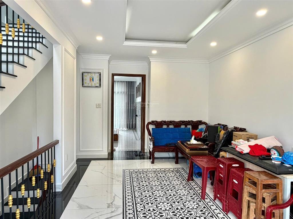 Cần bán gấp nhà mới 3 tầng nằm ngay trung tâm aeon tân an. cách sông vàm cỏ tây 20m