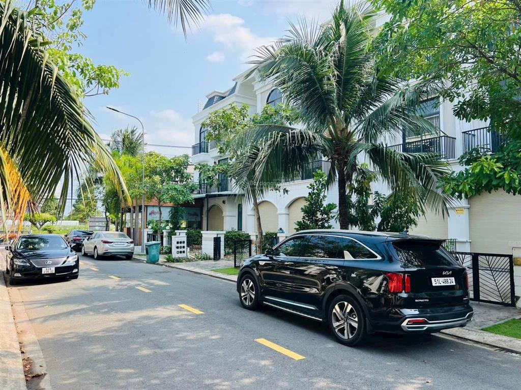 Cần bán gấp nhà mới 3 tầng nằm ngay trung tâm aeon tân an. cách sông vàm cỏ tây 20m