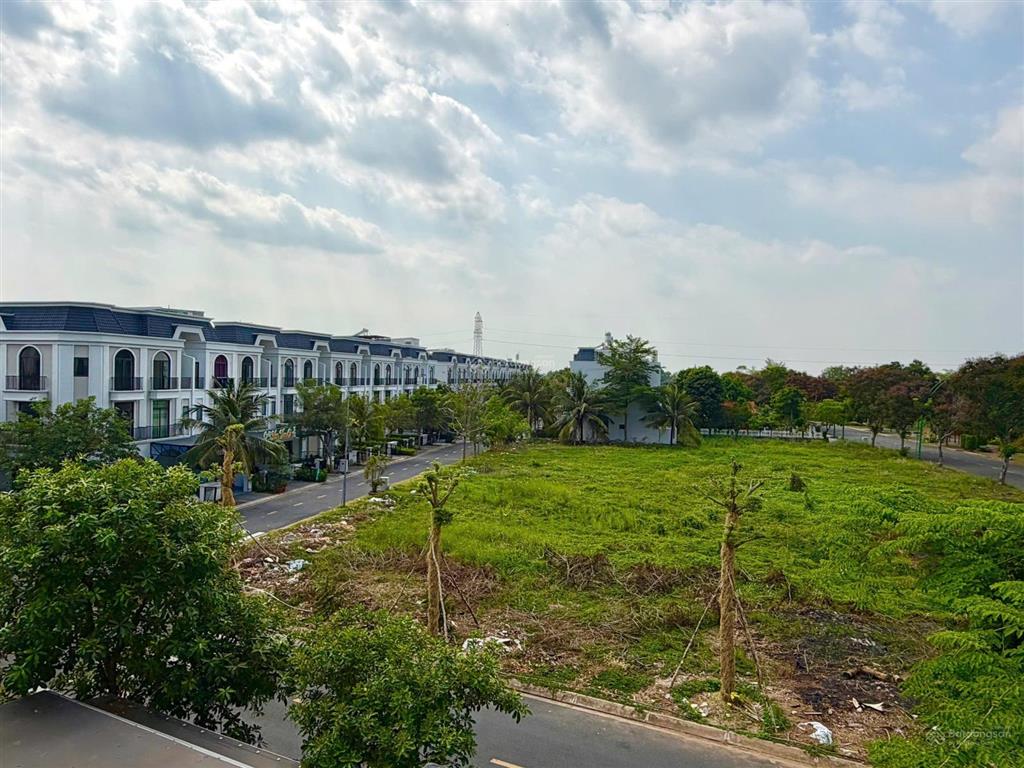 Cần bán gấp nhà mới 3 tầng nằm ngay trung tâm aeon tân an. cách sông vàm cỏ tây 20m