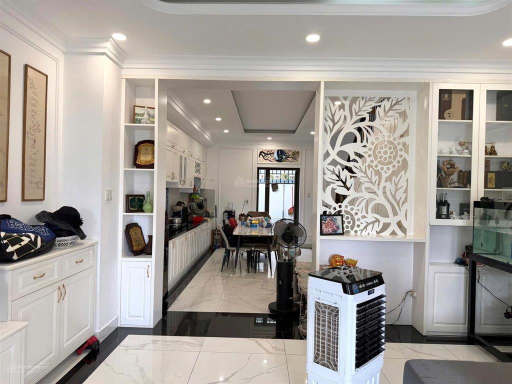 Cần bán gấp nhà mới 3 tầng nằm ngay trung tâm aeon tân an. cách sông vàm cỏ tây 20m