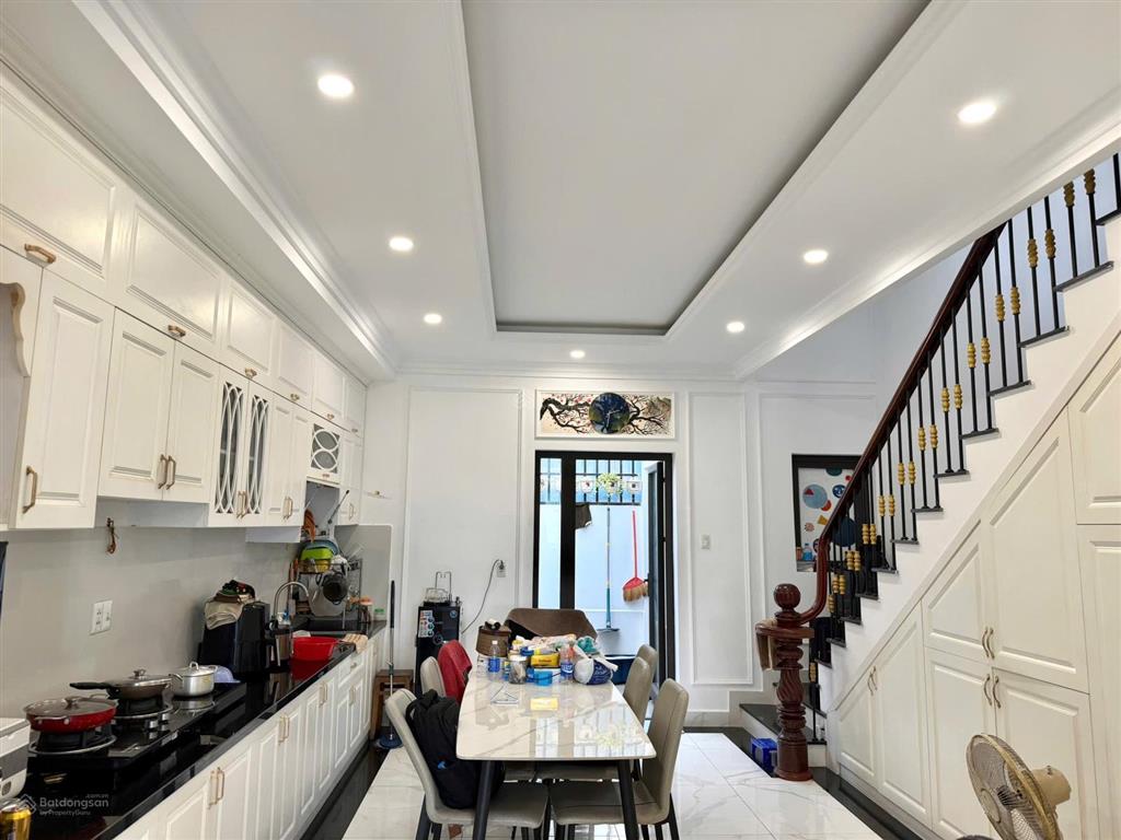 Cần bán gấp nhà mới 3 tầng nằm ngay trung tâm aeon tân an. cách sông vàm cỏ tây 20m