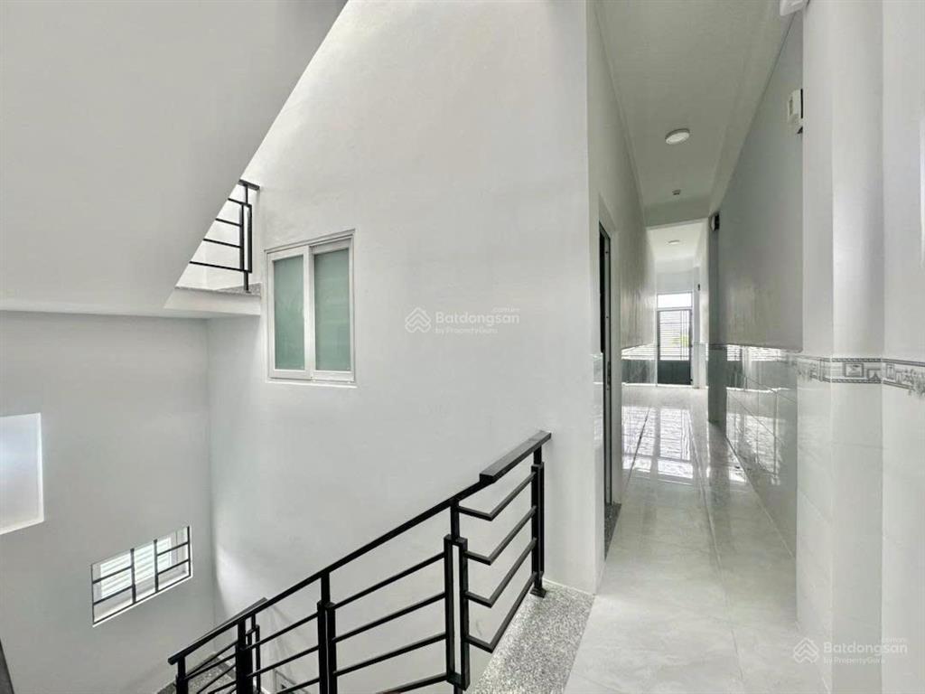 Phòng gác cao rộng hơn 40m2 có ban công ngay phạm văn đồng,5 phút đến hiệp bình chánh,cầu bình lợi
