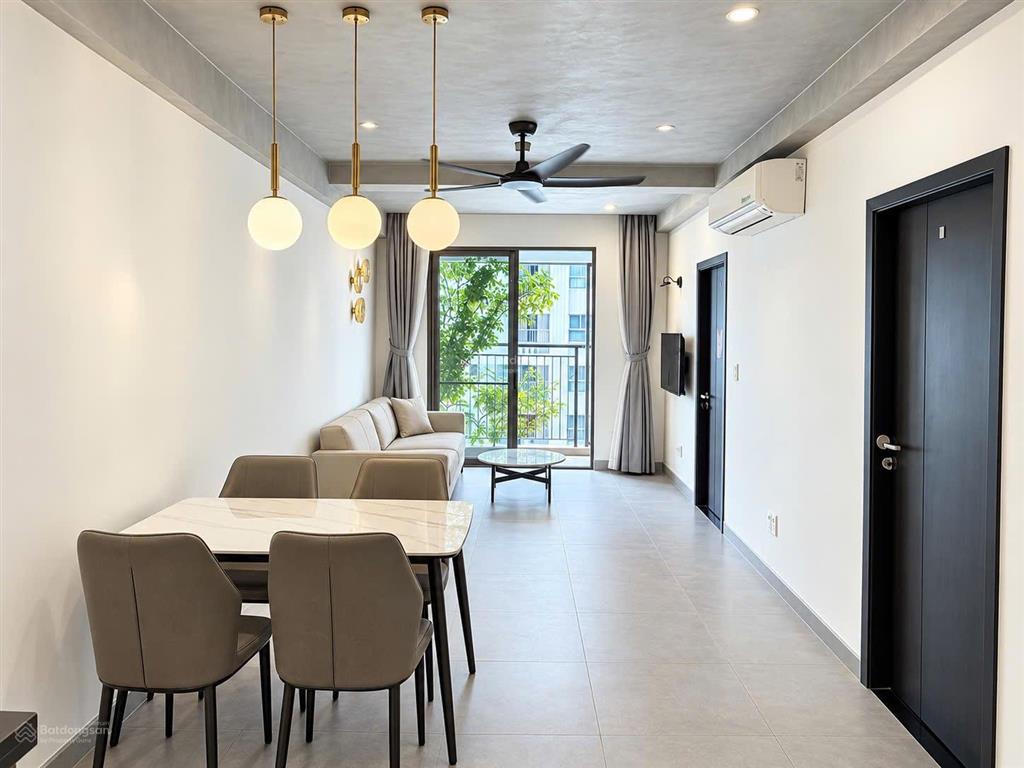 Chủ nhà gửi bán nhanh căn hộ 2pn, tầng cao view thoáng, giá hời  saigon south residences