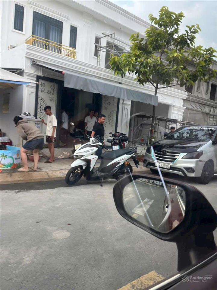 Bán nhà 1 trệt 2 lầu mặt tiền dt747 gần vòng xoay kim hằng tân uyên bình dương