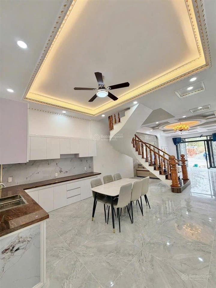 Bán nhà 1 trệt 2 lầu mặt tiền dt747 gần vòng xoay kim hằng tân uyên bình dương