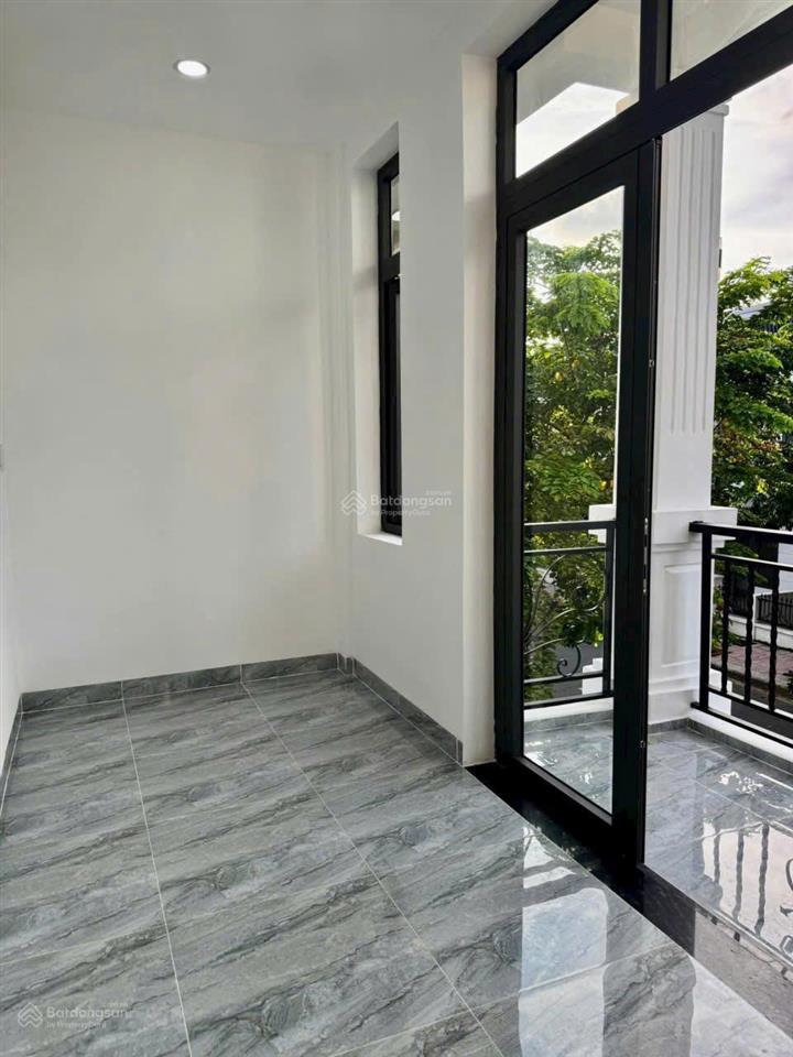 Bán nhà ngay chợ đêm uyên hưng tân uyên giá 1ty950 full nội thất ( bình dương )