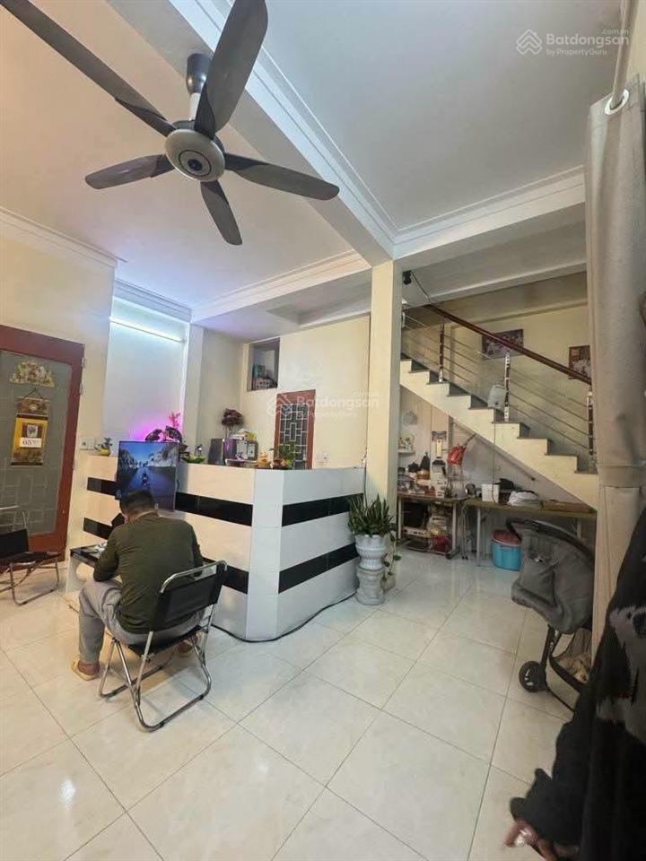 Nhỉnh 4 tỷ nhà 3 tầng trung tâm tt yên viên gia lâm, không qui hoạch