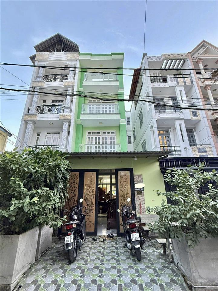Nhà khu biệt thự làng hoa  nguyễn văn khối  dt 5x17m  nhà 4 tầng  9,9 tỷ còn tl