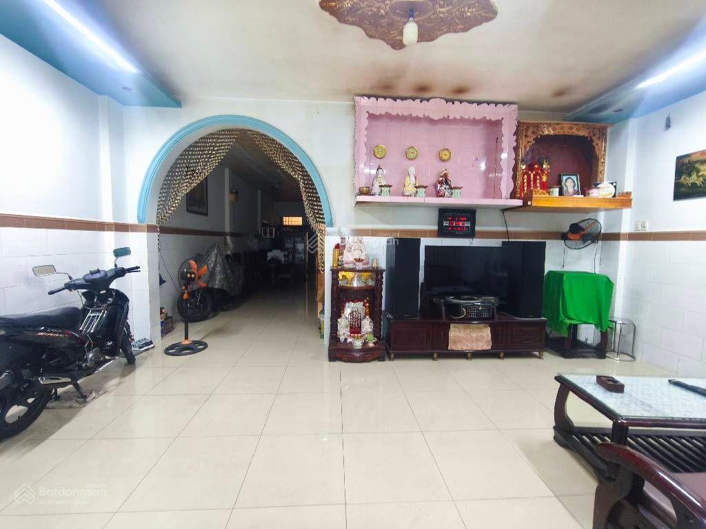 Bán nhà ngay ngã tư 4 xã  6,8x20  2 tầng  hẻm xe hơi  giá 7tỷ6  ko quy hoạch  lộ giới ít.