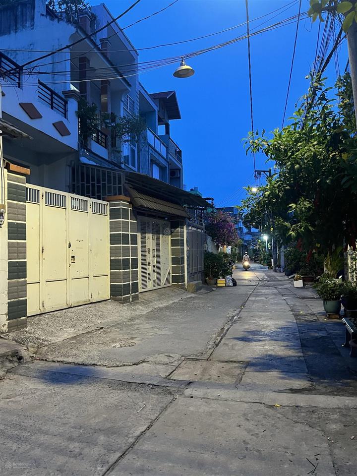 Bán nhà đường tên lửa  bình tân  hẻm oto thông  4x22  giá 7tỷ8  có phòng ngủ dưới trệt.