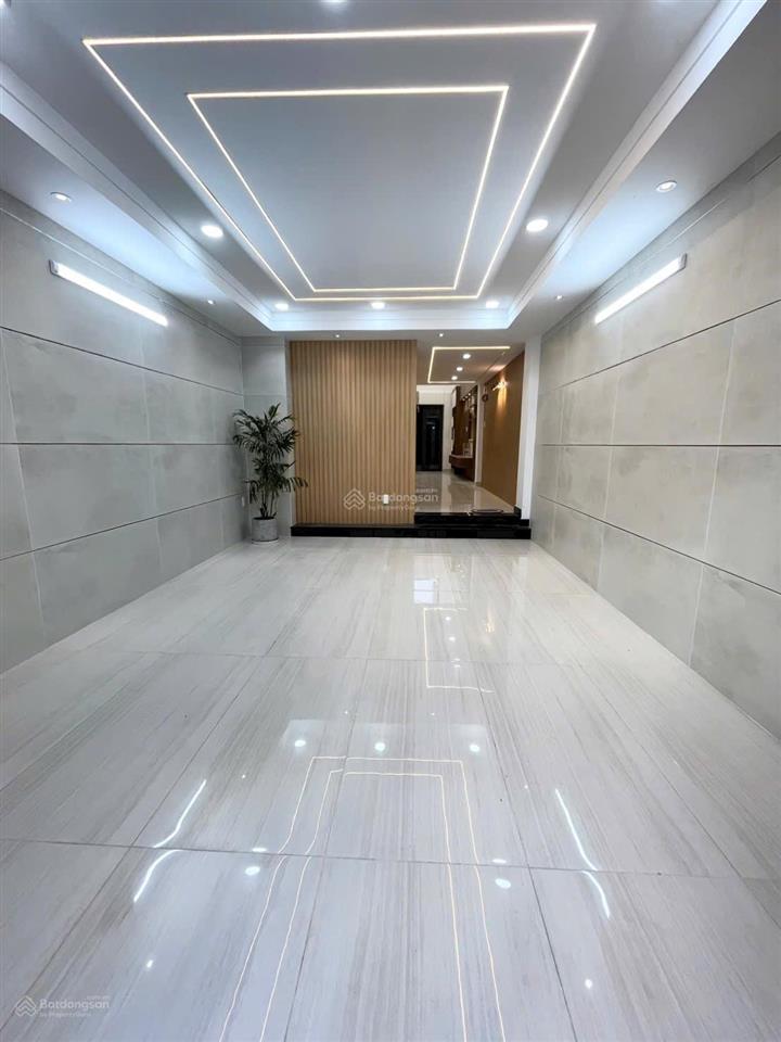 Nhỉnh 7 tỷ  nhà 5 tầng  có thang máy 450kg  4x18m  ngay ngã tư bốn xã  giáp tân phú