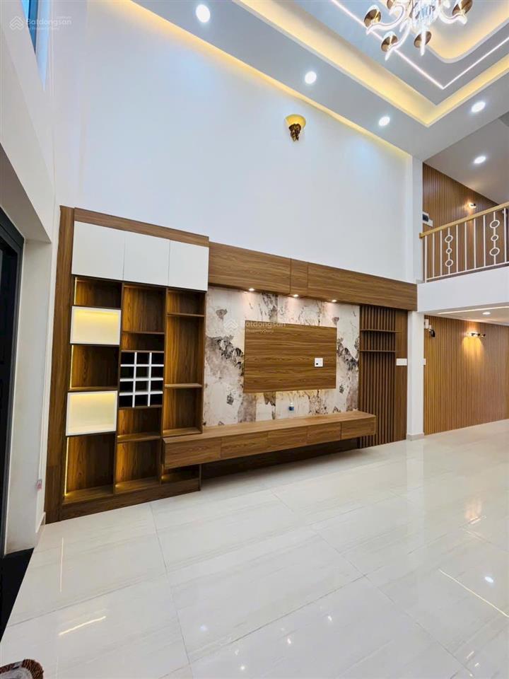 Nhỉnh 7 tỷ  nhà 5 tầng  có thang máy 450kg  4x18m  ngay ngã tư bốn xã  giáp tân phú