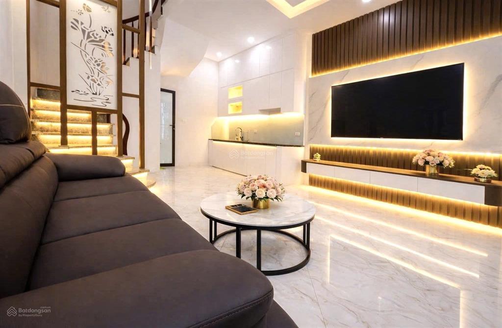 Cạnh trần đại nghĩa có căn nhà 4 ngủ đẹp, ngõ nông  42m2  7 tỷ 4