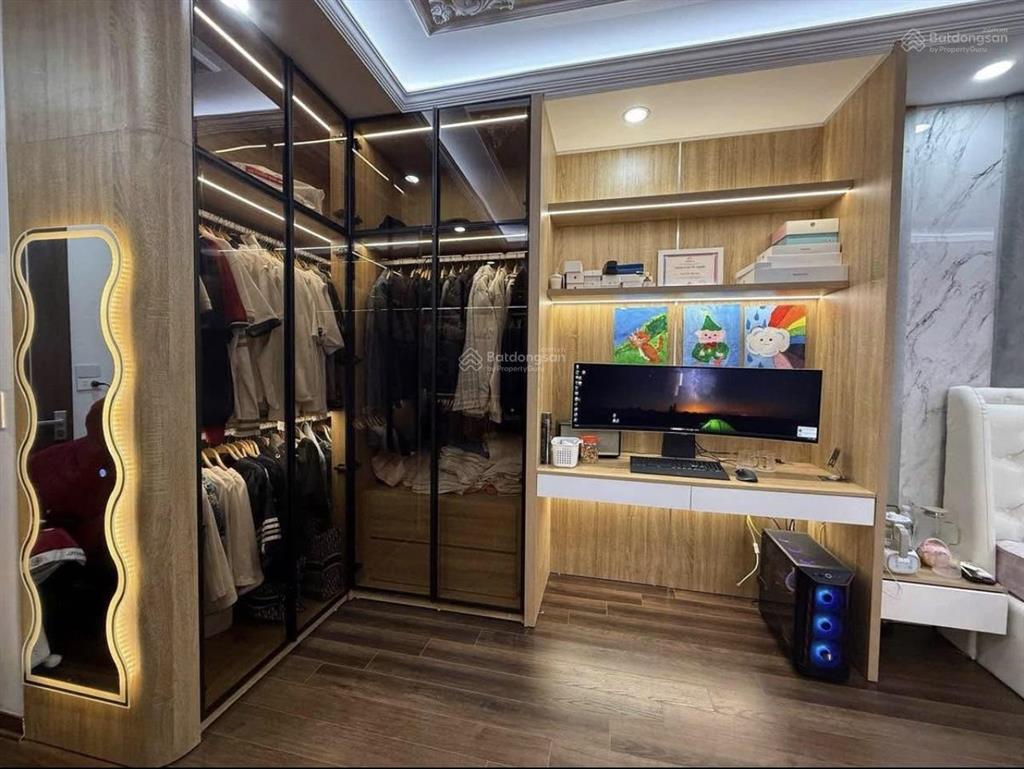 Kế lò đúc  view hồ thoáng mát, 5 tầng full đồ  46m2  10 tỷ 25