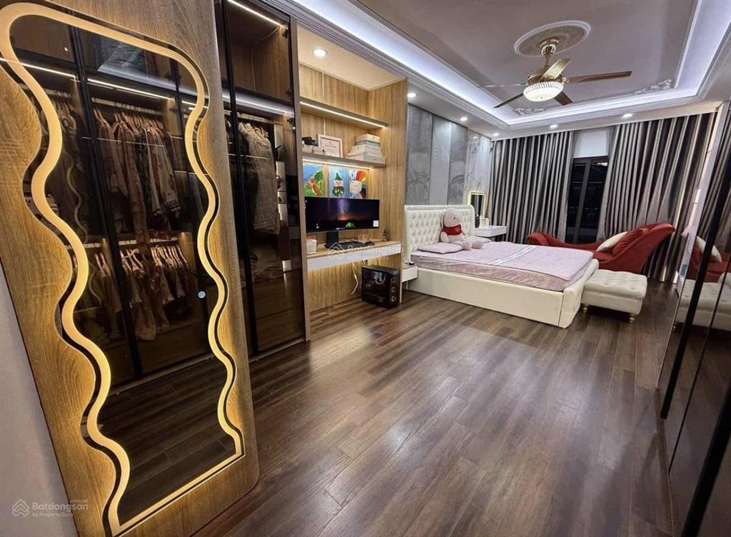 Kế lò đúc  view hồ thoáng mát, 5 tầng full đồ  46m2  10 tỷ 25