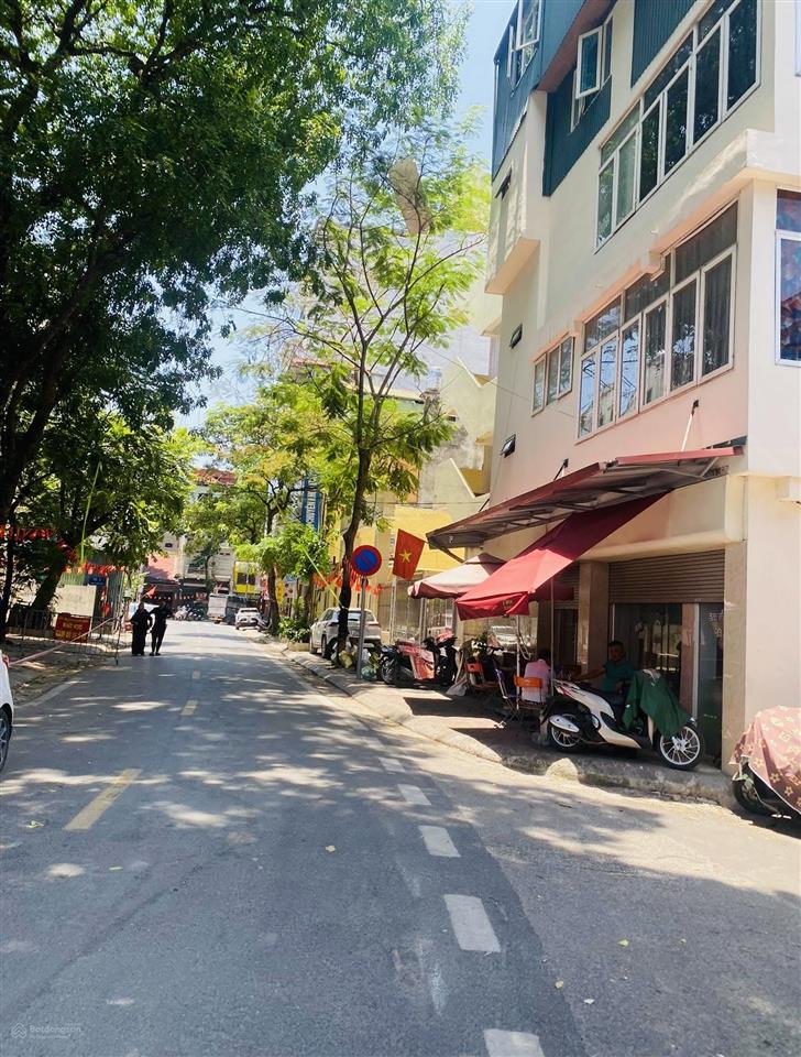 Phố lò đúc sẵn căn 42m2 với sân cạnh nhà bày cỗ, chào 8.83 tỷ
