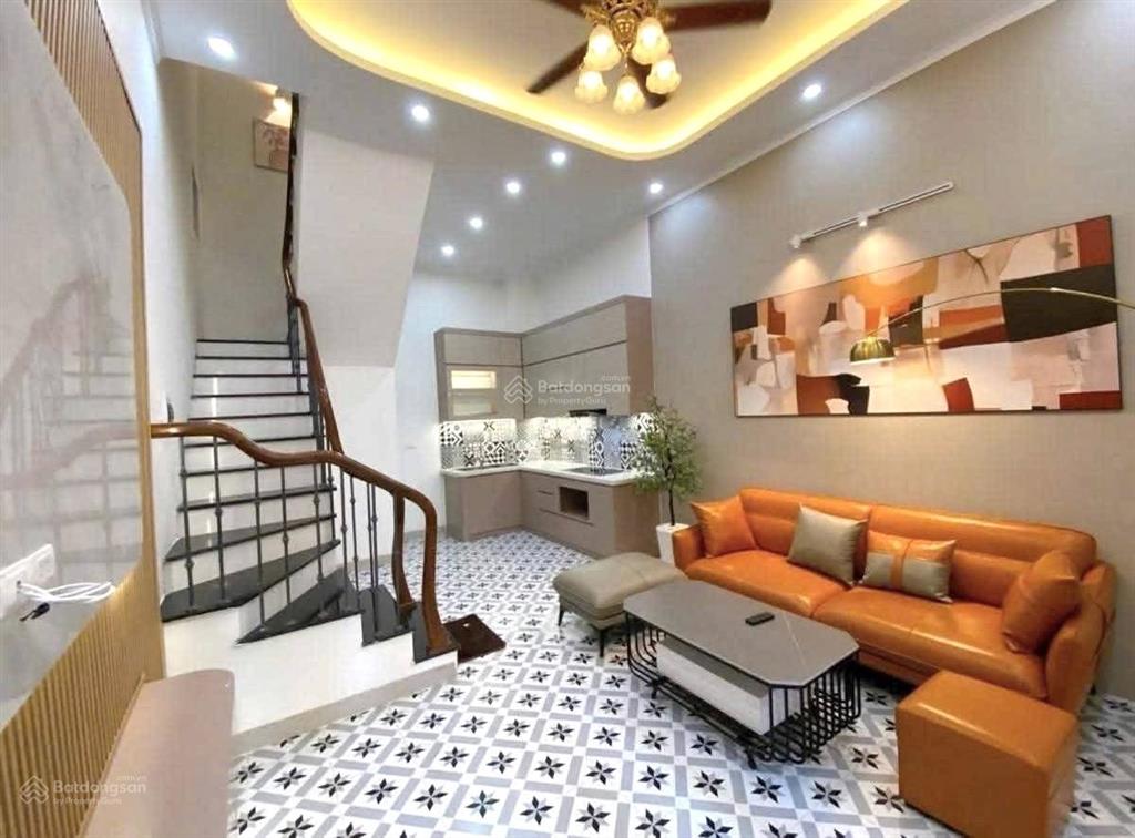 Phố lò đúc sẵn căn 42m2 với sân cạnh nhà bày cỗ, chào 8.83 tỷ