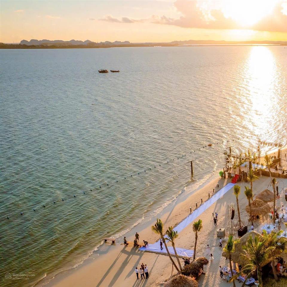 Hàng hiếm căn hộ studio đông nam tầng trung aria bay hạ long full giá chỉ 2,2 tỷ + ck 18%