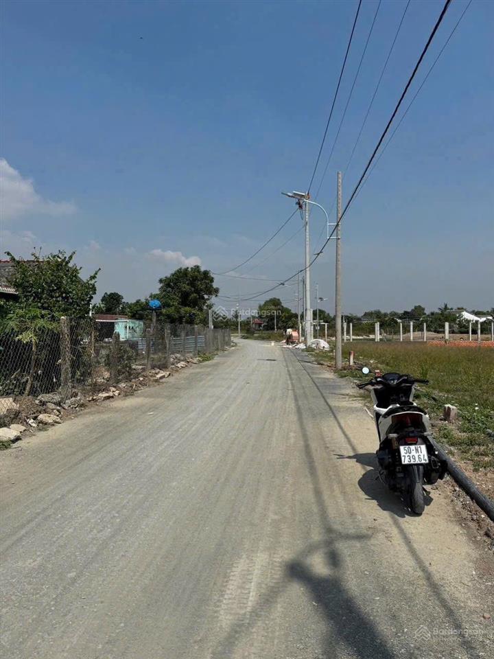 Mặt tiền nguyễn thị tầm 6m  full thổ  5*30m vuông vức. cách thị trấn tân trụ 10p đi xe