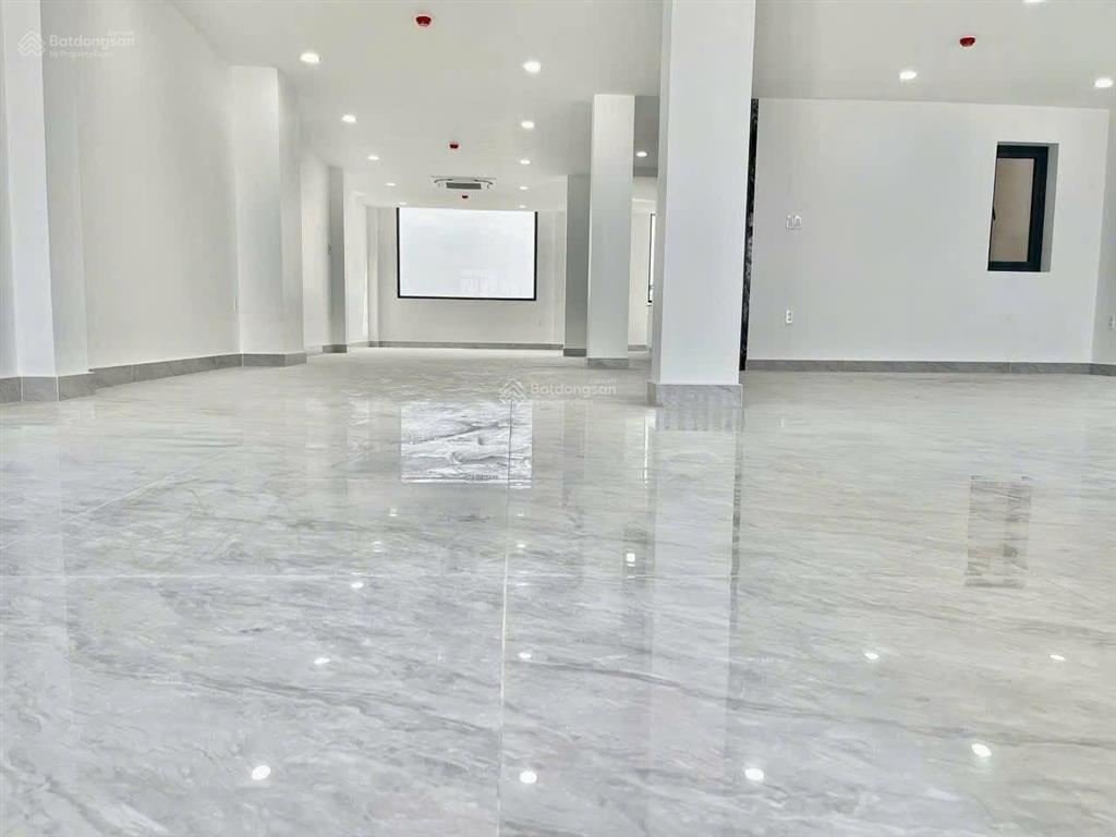 Bán toà nhà văn phòng mặt tiền trần thị cờ, 200m2 ngang 8m nở hậu 9m, 1 hầm 7 lầu, thang máy 630kg