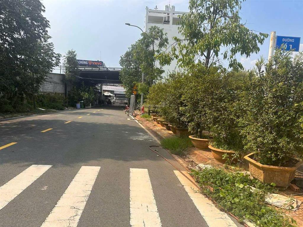 Lô góc 2mt ngay nguyễn duy trinh, q2. dt  20 x 25 cn 456m2 ( 76tr/m2 )