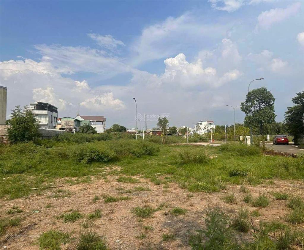 Lô góc 2mt ngay nguyễn duy trinh, q2. dt  20 x 25 cn 456m2 ( 76tr/m2 )