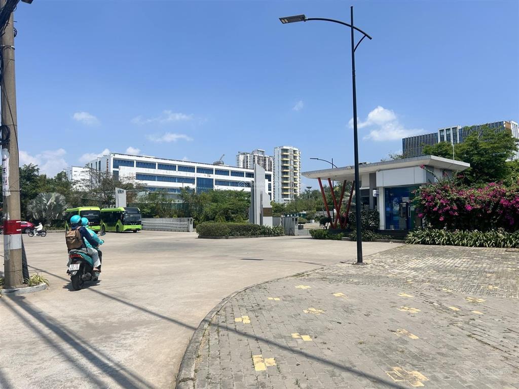 Đối diện hai trường đại học lớn  cc 72m2  căn góc 2pn, 2wc  sổ hồng riêng  giá chỉ 2.45 tỷ