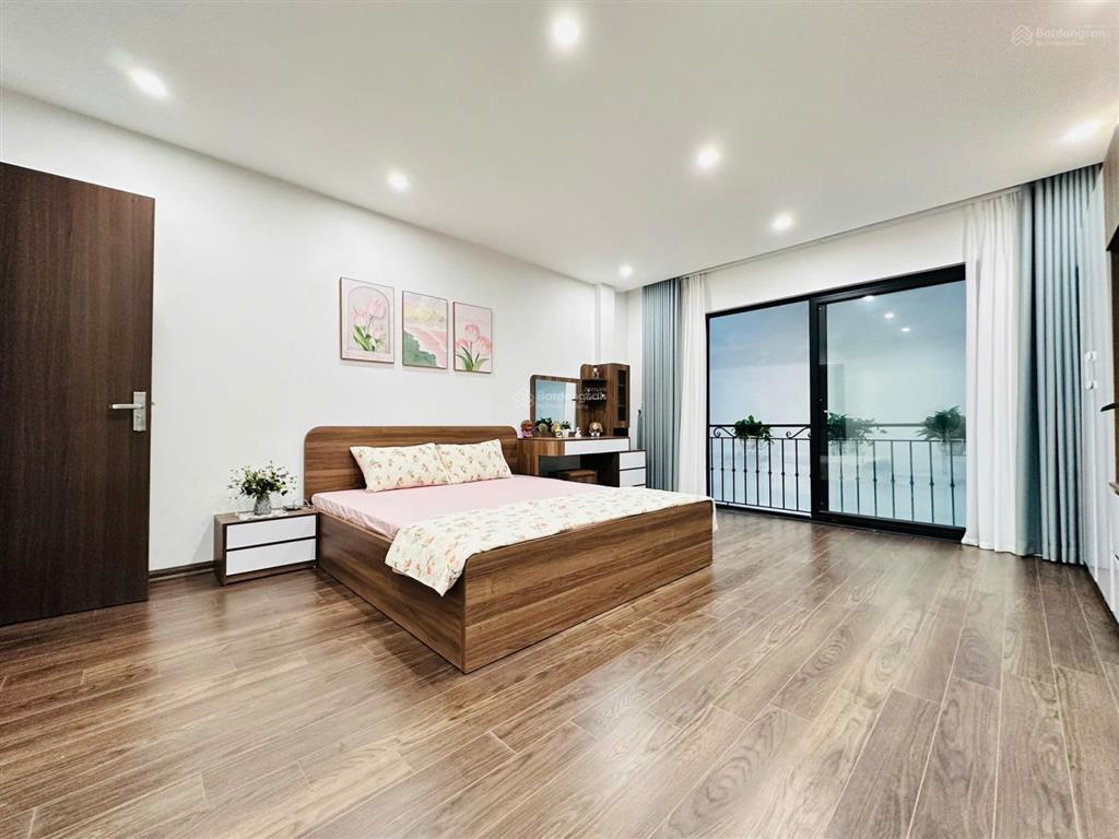 Gđ định cư nước ngoài cần bán toà kình mặt phố nguyễn văn cừlong biên,dt200m/6tầng/8m mặt tiền
