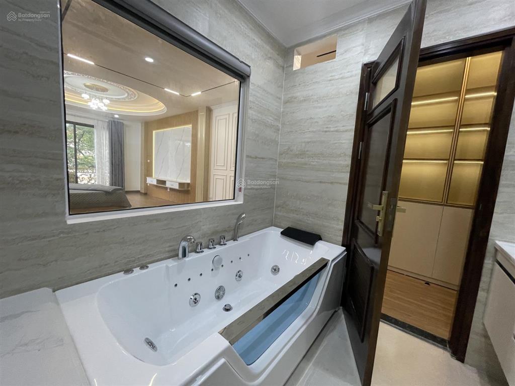 Gđ chuyển định cư nước ngoài cần bán căn hộ 8 tầng thang máy kinh doanh ngày đên, kđt đền lừ 2