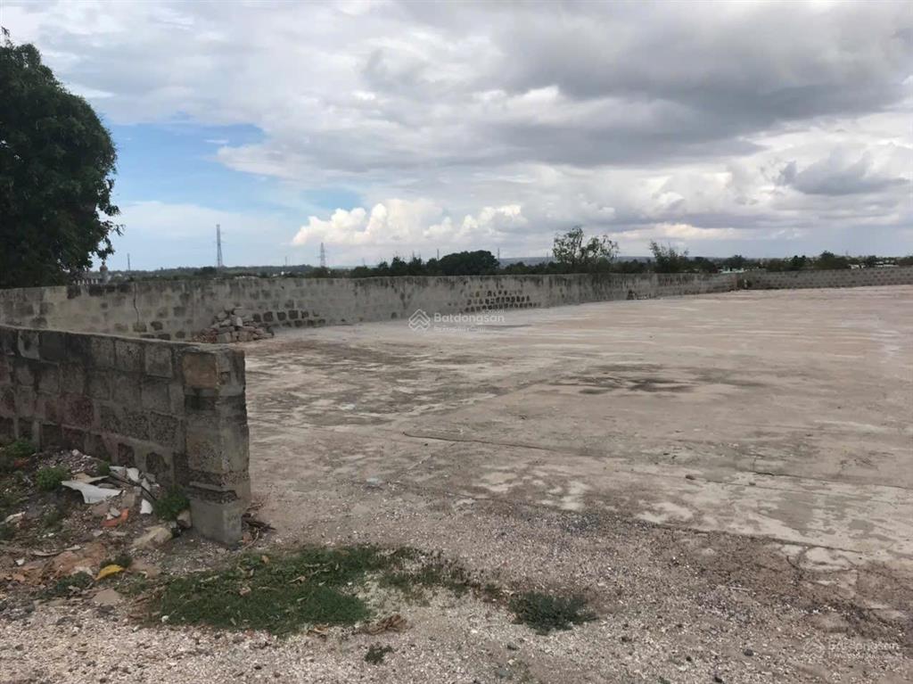 Bán đất sân đã làm nền xi măng có sổ chính chủ