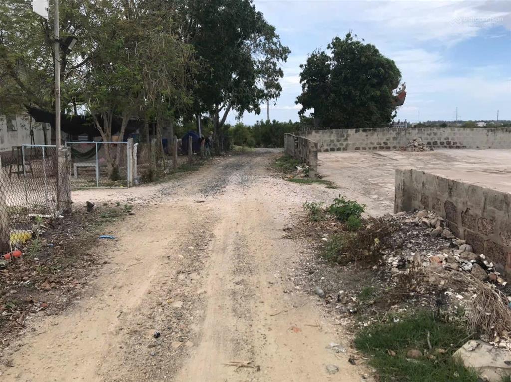 Bán đất sân đã làm nền xi măng có sổ chính chủ